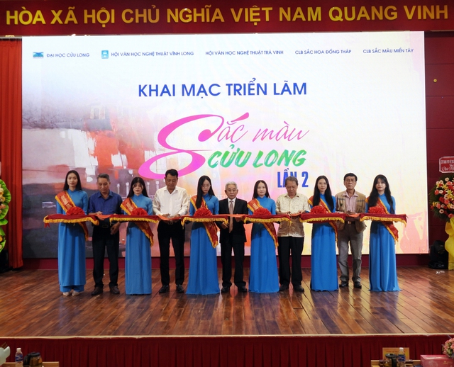 Trường ĐH Cửu Long triển lãm tranh “Sắc màu Cửu Long”- Ảnh 2. Trường ĐH Cửu Long triển lãm tranh “Sắc màu Cửu Long”- Ảnh 2.
