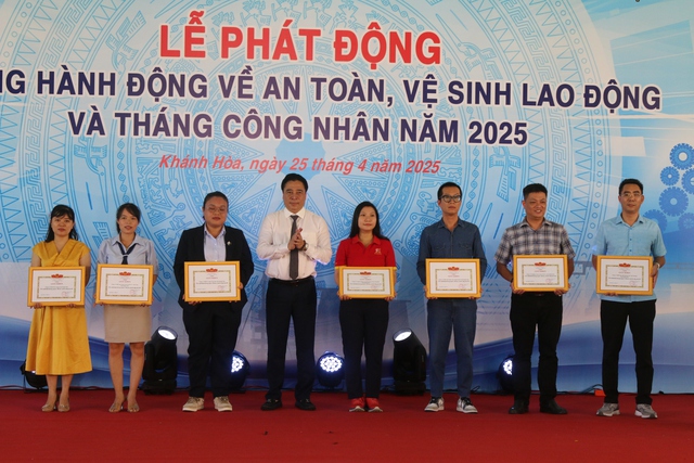Báo Người Lao Động trao 30 suất hỗ trợ học tập tại Khánh Hoà- Ảnh 2. Báo Người Lao Động trao 30 suất hỗ trợ học tập tại Khánh Hoà- Ảnh 2.