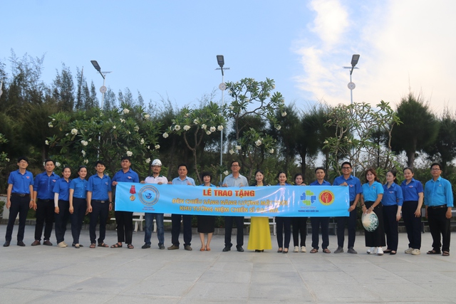 Sanest Khánh Hòa tặng đèn chiếu sáng cho Khu tưởng niệm chiến sĩ Gạc Ma- Ảnh 4. Sanest Khánh Hòa tặng đèn chiếu sáng cho Khu tưởng niệm chiến sĩ Gạc Ma- Ảnh 4.