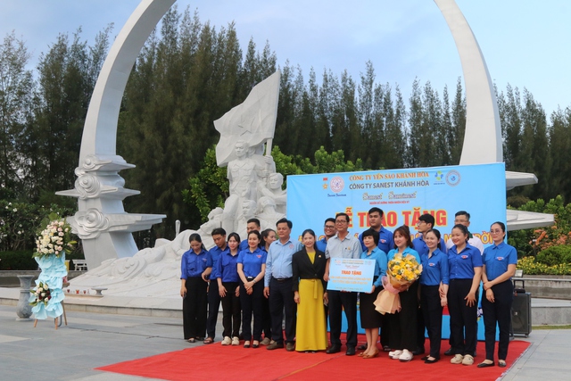 Sanest Khánh Hòa tặng đèn chiếu sáng cho Khu tưởng niệm chiến sĩ Gạc Ma- Ảnh 3. Sanest Khánh Hòa tặng đèn chiếu sáng cho Khu tưởng niệm chiến sĩ Gạc Ma- Ảnh 3.
