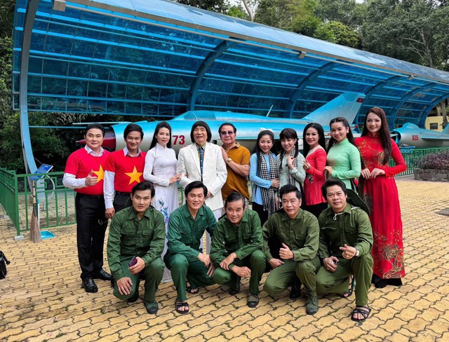 NSND Minh Vương xúc động trong Lễ khánh thành Tượng đài Chủ tịch Hồ Chí Minh tại Đền Bến Dược - Ảnh 4.