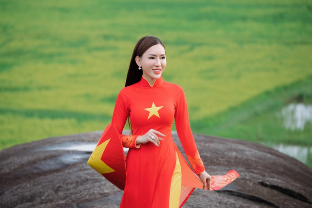 Người đẹp mặc áo dài cờ đỏ sao vàng gây sốt là ai? - Ảnh 5.