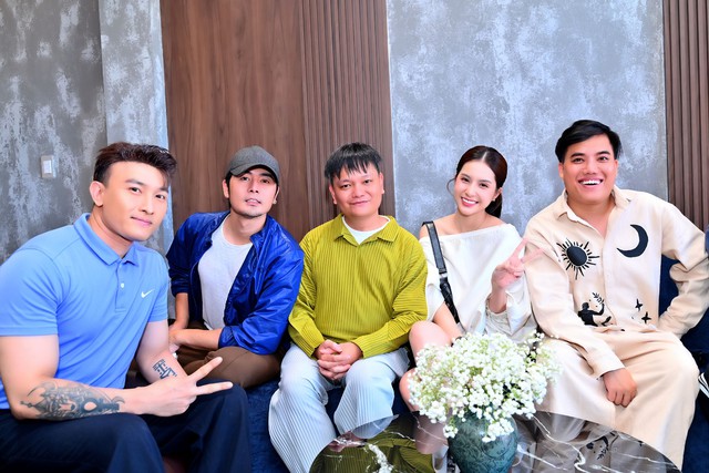 Vợ chồng Trang Lạ, Thiên An cùng dàn sao mừng Trịnh Tú Trung tậu nhà mới- Ảnh 4. Vợ chồng Trang Lạ, Thiên An cùng dàn sao mừng Trịnh Tú Trung tậu nhà mới- Ảnh 4.