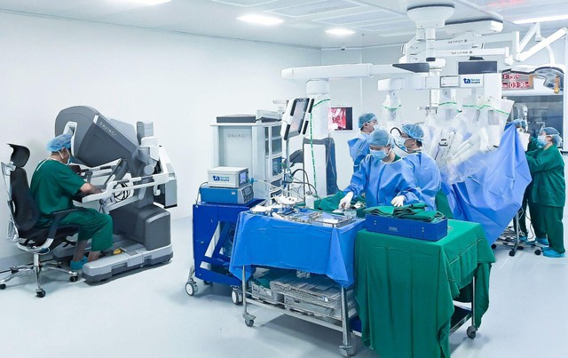 TP HCM có “Siêu Robot” bốn cánh tay giúp bác sĩ mổ hơn 120 loại bệnh nguy hiểm- Ảnh 1. TP HCM có “Siêu Robot” bốn cánh tay giúp bác sĩ mổ hơn 120 loại bệnh nguy hiểm- Ảnh 1.