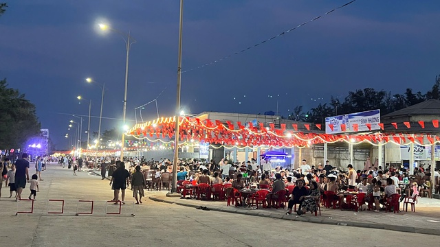 Hình ảnh bất ngờ ở bãi biển Huế trong ngày đầu nghỉ lễ 30-4 - Ảnh 7.