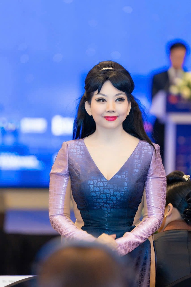 TS Lý Thị Mai, Quỳnh Paris và Nhà sử học Dương Trung Quốc bàn về Al - Văn hóa- Ảnh 3. TS Lý Thị Mai, Quỳnh Paris và Nhà sử học Dương Trung Quốc bàn về Al - Văn hóa- Ảnh 3.
