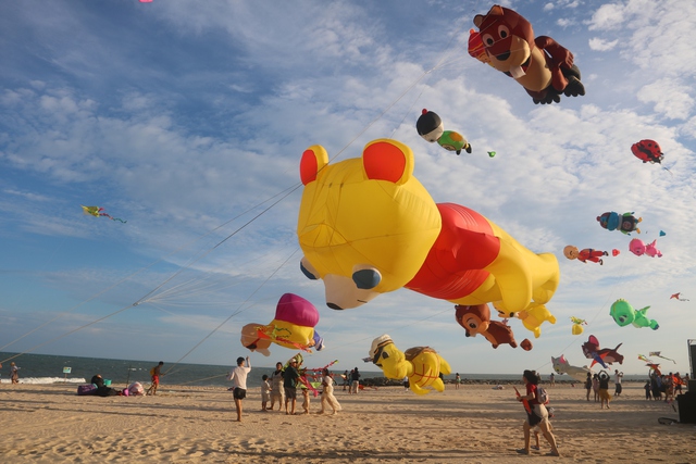 Sắc màu diều rực rỡ trên biển Phan Thiết, du lịch Bình Thuận “cháy phòng” dịp lễ - Ảnh 1.