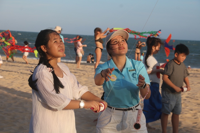 Sắc màu diều rực rỡ trên biển Phan Thiết, du lịch Bình Thuận “cháy phòng” dịp lễ - Ảnh 2.