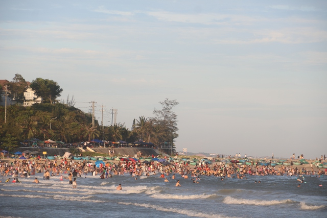 Sắc màu diều rực rỡ trên biển Phan Thiết, du lịch Bình Thuận “cháy phòng” dịp lễ - Ảnh 4.