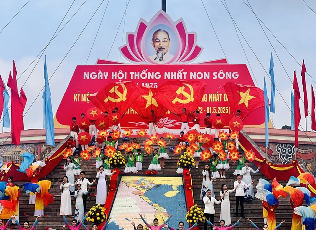 Thiêng liêng lễ thượng cờ Thống nhất non sông ở kỳ đài Hiền Lương- Ảnh 2. Thiêng liêng lễ thượng cờ Thống nhất non sông ở kỳ đài Hiền Lương- Ảnh 2.