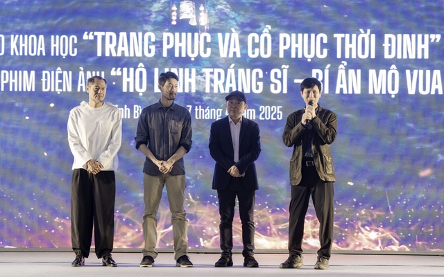 Đoàn làm phim (từ phải sang): Đạo diễn Nguyễn Phan Quang Bình, Nhạc sĩ Quốc Trung, Johnny Trí Nguyễn, DOP K_Linh Đoàn làm phim (từ phải sang): Đạo diễn Nguyễn Phan Quang Bình, Nhạc sĩ Quốc Trung, Johnny Trí Nguyễn, DOP K_Linh