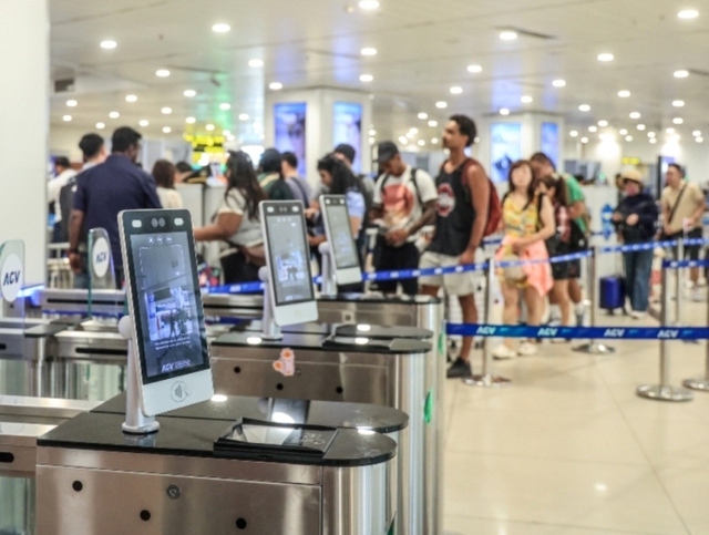 Đi lại dịp lễ 30-4, 1-5: Sân bay Tân Sơn Nhất tuy đông nhưng đã giảm nhiệt- Ảnh 3. Đi lại dịp lễ 30-4, 1-5: Sân bay Tân Sơn Nhất tuy đông nhưng đã giảm nhiệt- Ảnh 3.