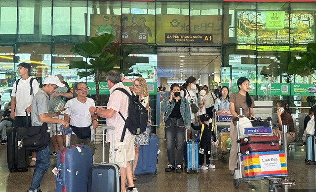 Đi lại dịp lễ 30-4, 1-5: Sân bay Tân Sơn Nhất tuy đông nhưng đã giảm nhiệt- Ảnh 1. Đi lại dịp lễ 30-4, 1-5: Sân bay Tân Sơn Nhất tuy đông nhưng đã giảm nhiệt- Ảnh 1.