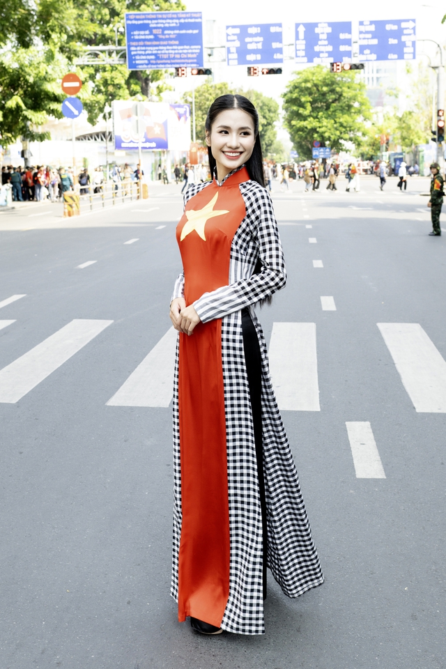 Hoa hậu Nguyễn Thanh Hà diện áo dài cờ đỏ sao vàng, xúc động khi nhắc về ngày 30-4 - Ảnh 1.