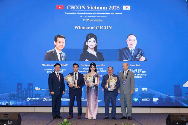 Áo dài NTK Quỳnh Paris xuất hiện trong chương trình "Mùa xuân thống nhất"- Ảnh 2. Áo dài NTK Quỳnh Paris xuất hiện trong chương trình "Mùa xuân thống nhất"- Ảnh 2.