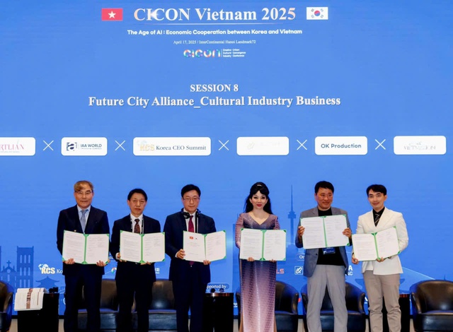 Áo dài NTK Quỳnh Paris xuất hiện trong chương trình "Mùa xuân thống nhất"- Ảnh 5. Áo dài NTK Quỳnh Paris xuất hiện trong chương trình "Mùa xuân thống nhất"- Ảnh 5.