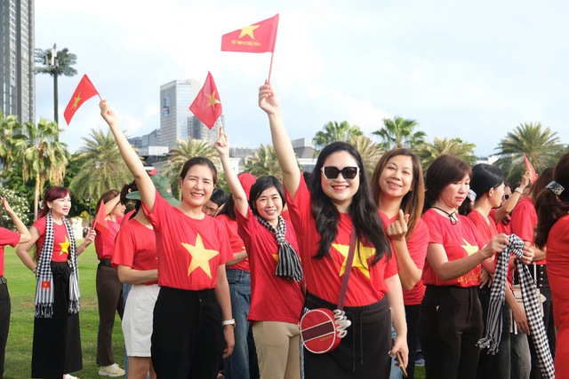 Hồ Quang Mẫn và cư dân Vinhomes Tân Cảng xếp hình cờ Tổ quốc, chào cờ tại Landmark 81- Ảnh 2.