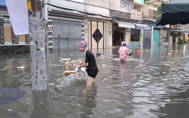 TP Thủ Đức: Mưa lớn kéo theo nhiều rác thải, có nơi bị phong tỏa - Ảnh 2.