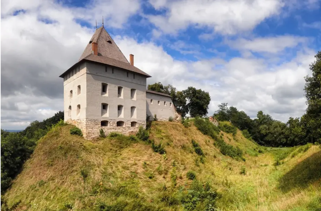 Bí ẩn căn phòng bị bịt kín 300 năm dưới lâu đài Ukraine- Ảnh 1. Bí ẩn căn phòng bị bịt kín 300 năm dưới lâu đài Ukraine- Ảnh 1.