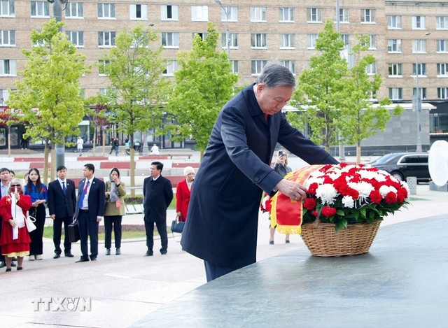 Tổng Bí thư Tô Lâm dâng hoa tưởng nhớ Chủ tịch Hồ Chí Minh và Tổng Bí thư Lê Duẩn tại Moscow- Ảnh 1. Tổng Bí thư Tô Lâm dâng hoa tưởng nhớ Chủ tịch Hồ Chí Minh và Tổng Bí thư Lê Duẩn tại Moscow- Ảnh 1.