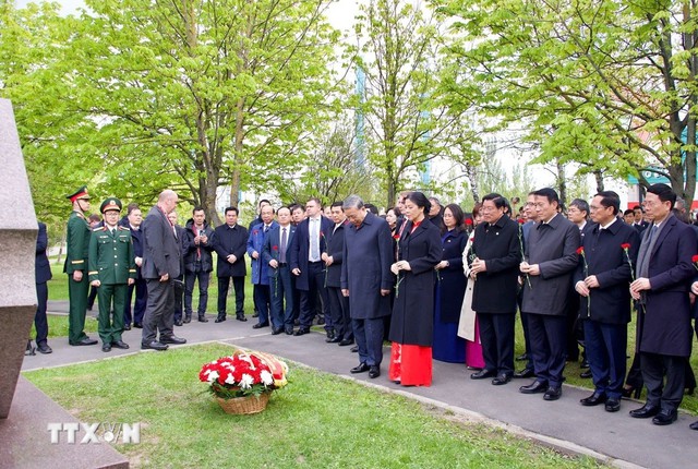 Tổng Bí thư Tô Lâm dâng hoa tưởng nhớ Chủ tịch Hồ Chí Minh và Tổng Bí thư Lê Duẩn tại Moscow- Ảnh 3. Tổng Bí thư Tô Lâm dâng hoa tưởng nhớ Chủ tịch Hồ Chí Minh và Tổng Bí thư Lê Duẩn tại Moscow- Ảnh 3.