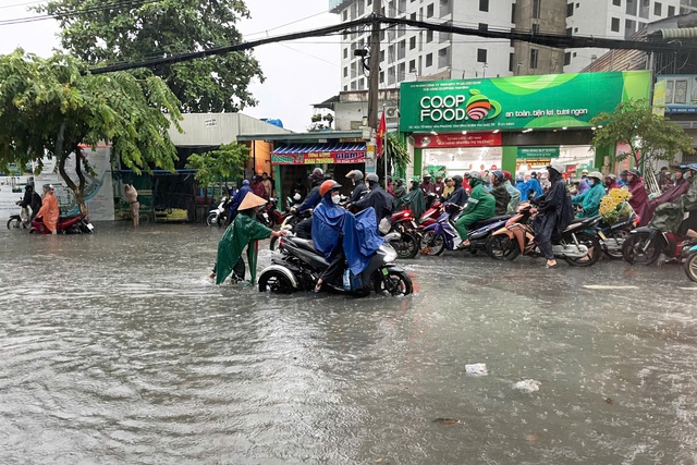 TP Thủ Đức: Mưa lớn kéo theo nhiều rác thải, có nơi bị phong tỏa - Ảnh 4.