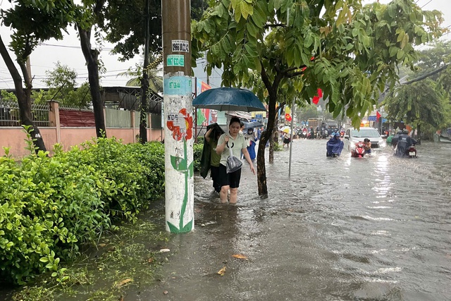 TP Thủ Đức: Mưa lớn kéo theo nhiều rác thải, có nơi bị phong tỏa - Ảnh 5.