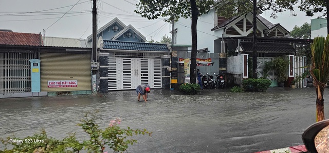 Hình ảnh ngập, kẹt kinh hoàng ở Bình Dương, Đồng Nai sáng 10-5- Ảnh 6. Hình ảnh ngập, kẹt kinh hoàng ở Bình Dương, Đồng Nai sáng 10-5- Ảnh 6.