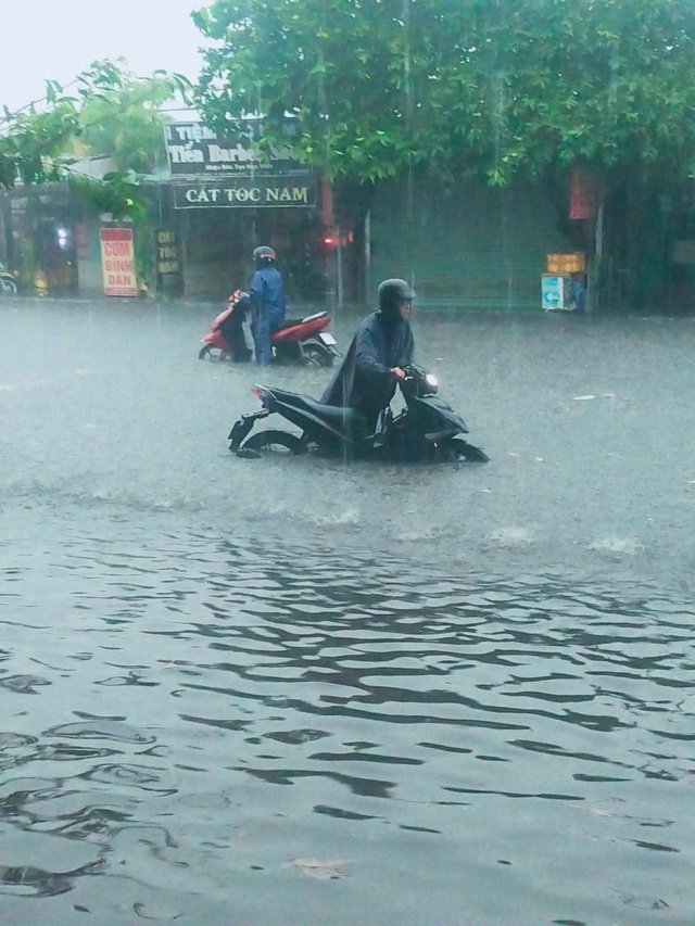 Hình ảnh ngập, kẹt kinh hoàng ở Bình Dương, Đồng Nai sáng 10-5- Ảnh 5. Hình ảnh ngập, kẹt kinh hoàng ở Bình Dương, Đồng Nai sáng 10-5- Ảnh 5.