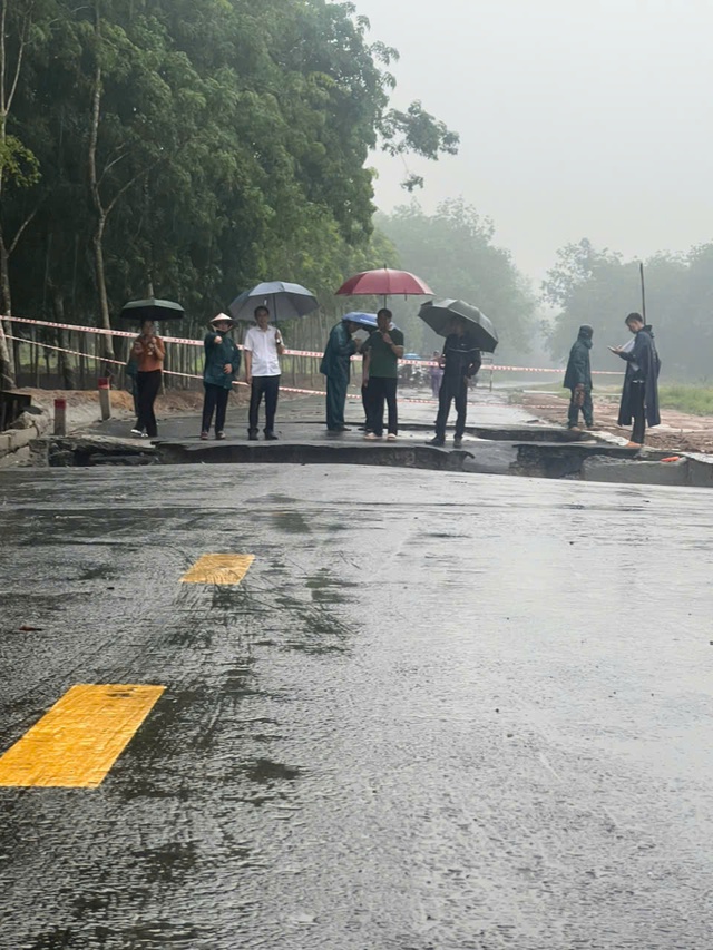 Bình Dương: Tuyến đường đang sửa chữa lại bị sạt lở- Ảnh 3. Bình Dương: Tuyến đường đang sửa chữa lại bị sạt lở- Ảnh 3.