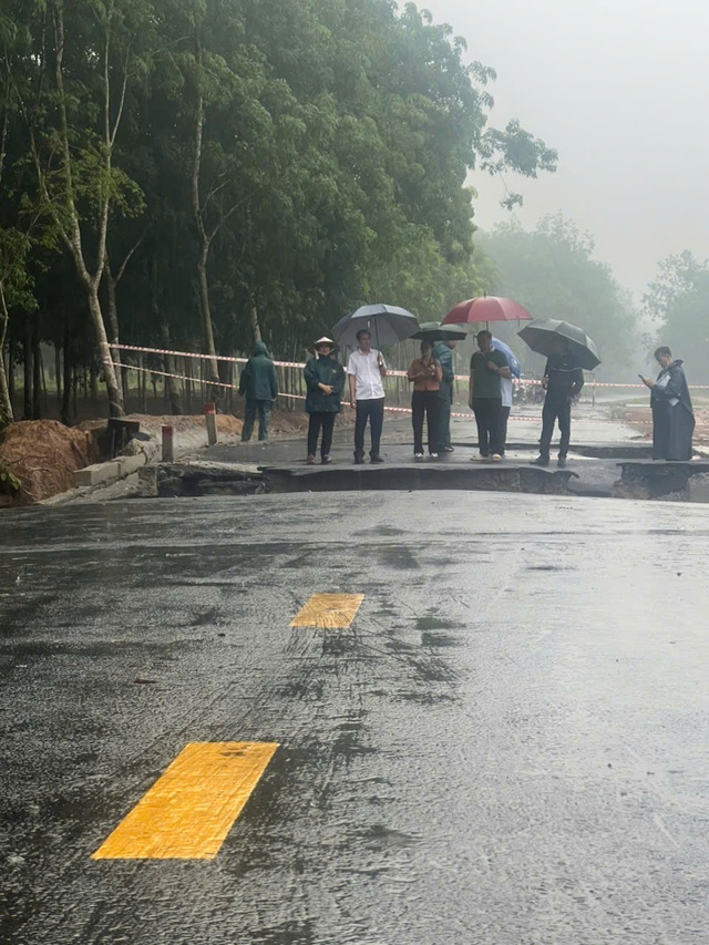 Bình Dương: Tuyến đường đang sửa chữa lại bị sạt lở- Ảnh 4. Bình Dương: Tuyến đường đang sửa chữa lại bị sạt lở- Ảnh 4.