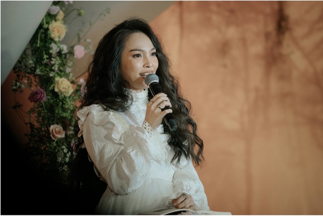 Hiền Thục viết gì trong sách của mình?
- Ảnh 2. Hiền Thục viết gì trong sách của mình?
- Ảnh 2.