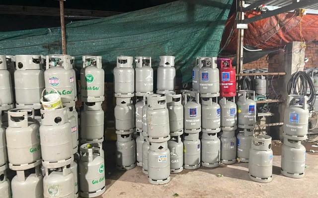 “Giật mình” kết quả kiểm tra các cơ sở kinh doanh gas lớn ở TP Biên Hòa, Đồng Nai- Ảnh 3. “Giật mình” kết quả kiểm tra các cơ sở kinh doanh gas lớn ở TP Biên Hòa, Đồng Nai- Ảnh 3.