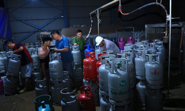 “Giật mình” kết quả kiểm tra các cơ sở kinh doanh gas lớn ở TP Biên Hòa, Đồng Nai- Ảnh 5. “Giật mình” kết quả kiểm tra các cơ sở kinh doanh gas lớn ở TP Biên Hòa, Đồng Nai- Ảnh 5.