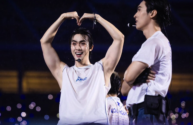 "Anh trai say hi": Hàng chục nghìn khán giả "vượt mưa" cổ vũ cuồng nhiệt- Ảnh 10.
"Anh trai say hi": Hàng chục nghìn khán giả "vượt mưa" cổ vũ cuồng nhiệt- Ảnh 10.