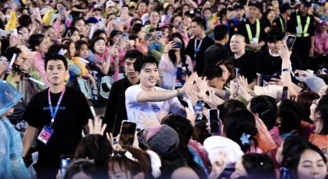 "Anh trai say hi": Hàng chục nghìn khán giả "vượt mưa" cổ vũ cuồng nhiệt- Ảnh 7.
"Anh trai say hi": Hàng chục nghìn khán giả "vượt mưa" cổ vũ cuồng nhiệt- Ảnh 7.
