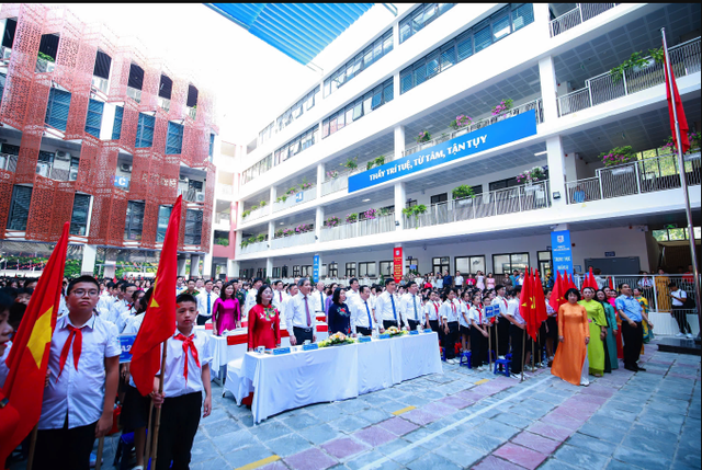 Thủ tướng chỉ đạo tuyển đủ biên chế giáo viên, bảo đảm dạy 2 buổi/ngày- Ảnh 1. Thủ tướng chỉ đạo tuyển đủ biên chế giáo viên, bảo đảm dạy 2 buổi/ngày- Ảnh 1.