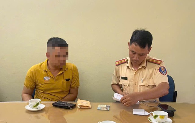 Triệu tập tài xế xe buýt cố tình mở cửa va vào xe máy chở trẻ nhỏ- Ảnh 1. Triệu tập tài xế xe buýt cố tình mở cửa va vào xe máy chở trẻ nhỏ- Ảnh 1.
