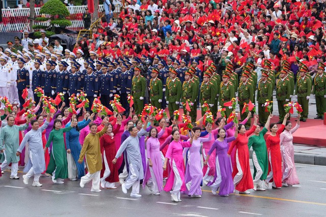 Hàng vạn người đội mưa tham gia diễu hành chào mừng 70 năm Ngày giải phóng Hải Phòng- Ảnh 11. Hàng vạn người đội mưa tham gia diễu hành chào mừng 70 năm Ngày giải phóng Hải Phòng- Ảnh 11.