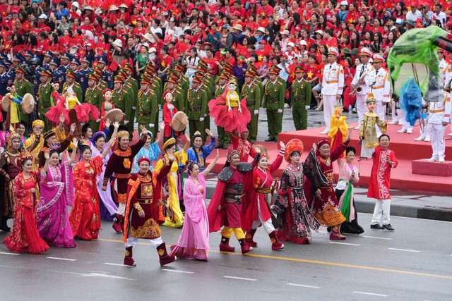 Hàng vạn người đội mưa tham gia diễu hành chào mừng 70 năm Ngày giải phóng Hải Phòng- Ảnh 13. Hàng vạn người đội mưa tham gia diễu hành chào mừng 70 năm Ngày giải phóng Hải Phòng- Ảnh 13.