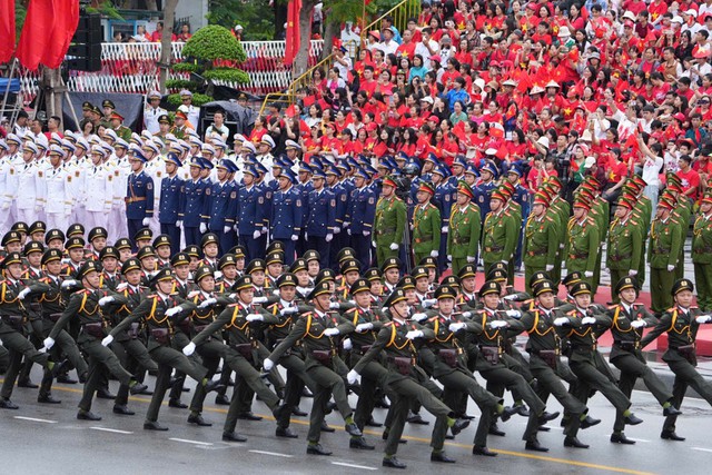 Hàng vạn người đội mưa tham gia diễu hành chào mừng 70 năm Ngày giải phóng Hải Phòng- Ảnh 9. Hàng vạn người đội mưa tham gia diễu hành chào mừng 70 năm Ngày giải phóng Hải Phòng- Ảnh 9.