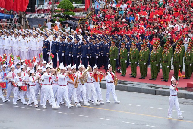 Hàng vạn người đội mưa tham gia diễu hành chào mừng 70 năm Ngày giải phóng Hải Phòng- Ảnh 10. Hàng vạn người đội mưa tham gia diễu hành chào mừng 70 năm Ngày giải phóng Hải Phòng- Ảnh 10.