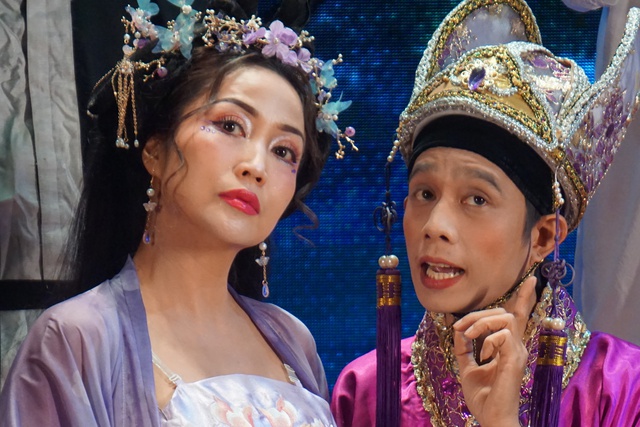 Hài kịch cổ trang "3D Cung Tâm Kế" - thế giới "lạ lùng" của sân khấu Hồng Vân- Ảnh 3. Hài kịch cổ trang "3D Cung Tâm Kế" - thế giới "lạ lùng" của sân khấu Hồng Vân- Ảnh 3.