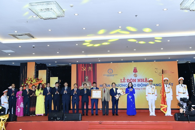 Hiệp hội Doanh nghiệp nhỏ và vừa TP Hà Nội đón nhận Huân chương Lao động hạng Nhất
- Ảnh 1. Hiệp hội Doanh nghiệp nhỏ và vừa TP Hà Nội đón nhận Huân chương Lao động hạng Nhất
- Ảnh 1.