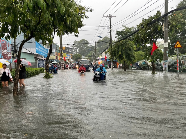 TP HCM: Trận mưa sáng 10-5 thuộc hiện tượng thời tiết cực đoan, dị thường, rất ít gặp - Ảnh 1.