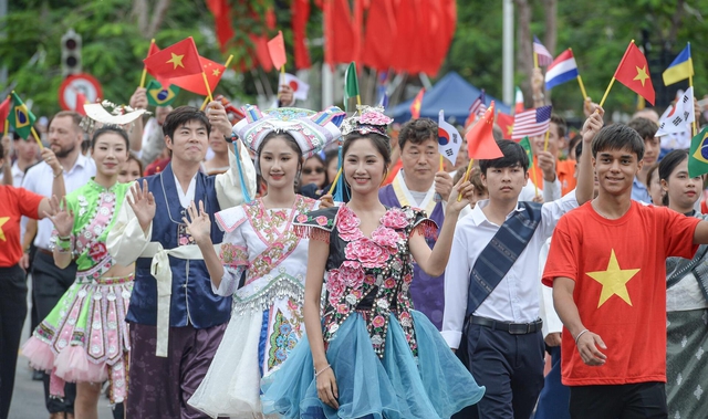 Hàng vạn người đội mưa tham gia diễu hành chào mừng 70 năm Ngày giải phóng Hải Phòng- Ảnh 14. Hàng vạn người đội mưa tham gia diễu hành chào mừng 70 năm Ngày giải phóng Hải Phòng- Ảnh 14.