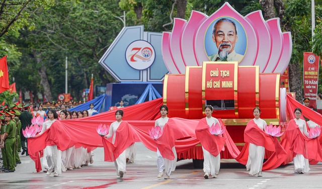 Hàng vạn người đội mưa tham gia diễu hành chào mừng 70 năm Ngày giải phóng Hải Phòng- Ảnh 6. Hàng vạn người đội mưa tham gia diễu hành chào mừng 70 năm Ngày giải phóng Hải Phòng- Ảnh 6.