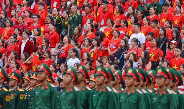 Hàng vạn người đội mưa tham gia diễu hành chào mừng 70 năm Ngày giải phóng Hải Phòng- Ảnh 2. Hàng vạn người đội mưa tham gia diễu hành chào mừng 70 năm Ngày giải phóng Hải Phòng- Ảnh 2.