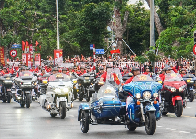 Hàng vạn người đội mưa tham gia diễu hành chào mừng 70 năm Ngày giải phóng Hải Phòng- Ảnh 15. Hàng vạn người đội mưa tham gia diễu hành chào mừng 70 năm Ngày giải phóng Hải Phòng- Ảnh 15.