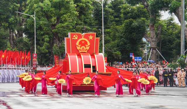 Hàng vạn người đội mưa tham gia diễu hành chào mừng 70 năm Ngày giải phóng Hải Phòng- Ảnh 5. Hàng vạn người đội mưa tham gia diễu hành chào mừng 70 năm Ngày giải phóng Hải Phòng- Ảnh 5.